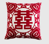 Decoratieve Rode Trouw Kussenhoes – Luxe Borduursel met Gelukssymbool