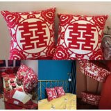 Decoratieve Rode Trouw Kussenhoes – Luxe Borduursel met Gelukssymbool