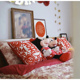 Decoratieve Rode Trouw Kussenhoes – Luxe Borduursel met Gelukssymbool