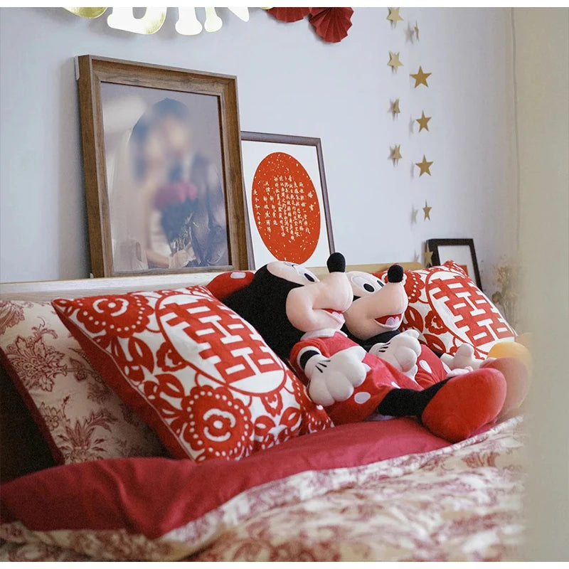 Decoratieve Rode Trouw Kussenhoes – Luxe Borduursel met Gelukssymbool