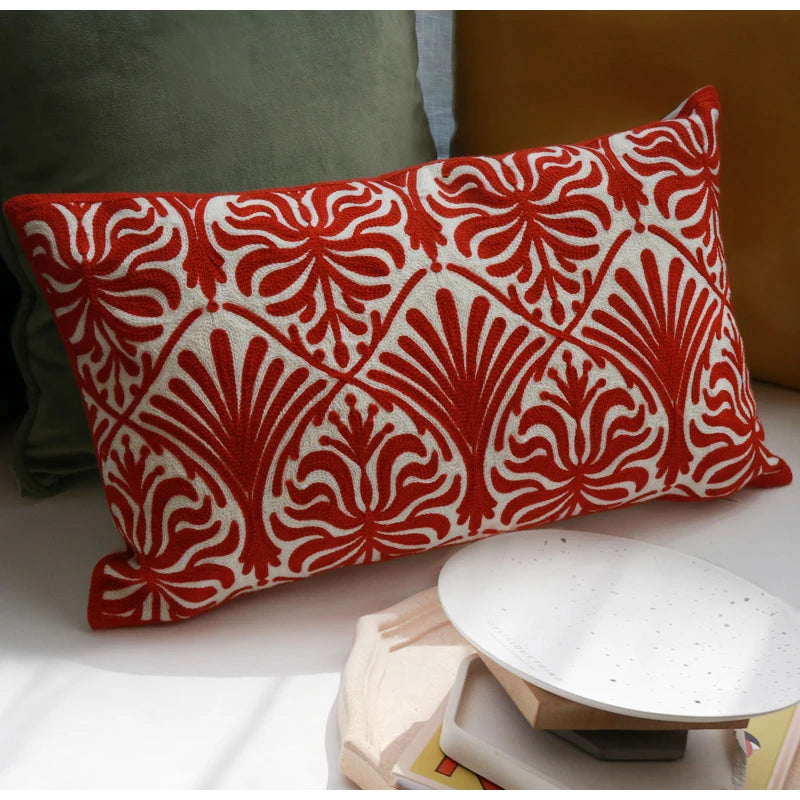 Decoratieve Rode Trouw Kussenhoes – Luxe Borduursel met Gelukssymbool