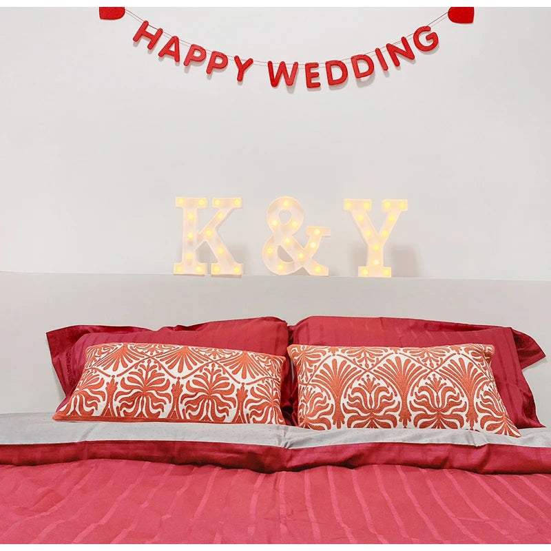 Decoratieve Rode Trouw Kussenhoes – Luxe Borduursel met Gelukssymbool