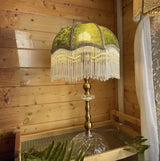 VelourLumière Franse Retro Tafellamp – Luxe Groene Fluwelen Nachtkastlamp met Kwastafwerking
