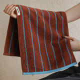 Luxe gestreepte gekamde katoenen handdoek